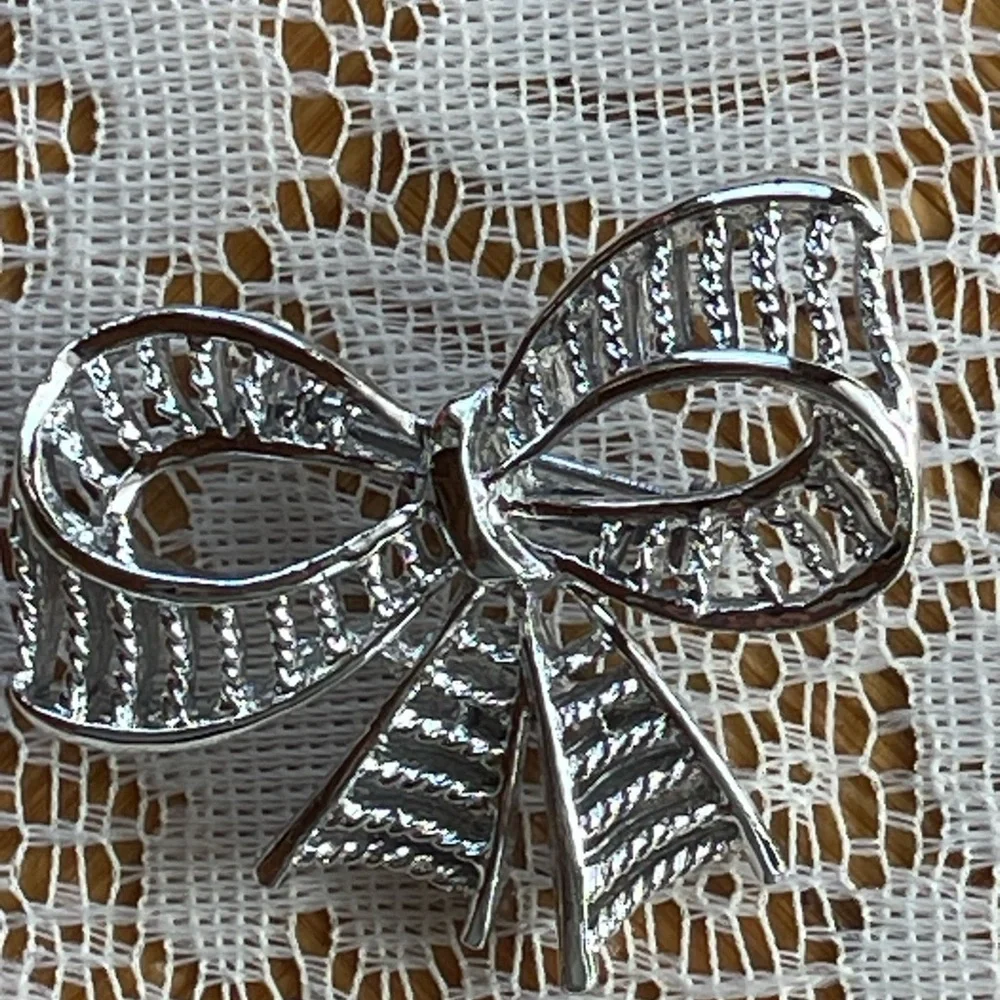 3 vintage pins, 2 flowers and a bow, gold tone/silver tone/white - Picture 7 of 9